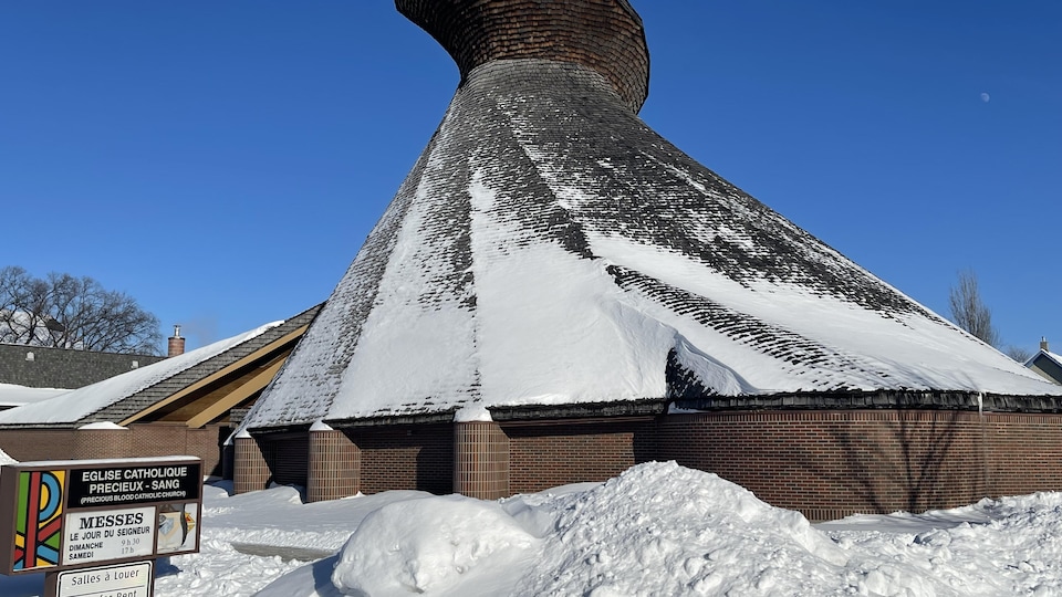 L'église de la paroisse Précieux-Sang à Winnipeg en janvier 2023.