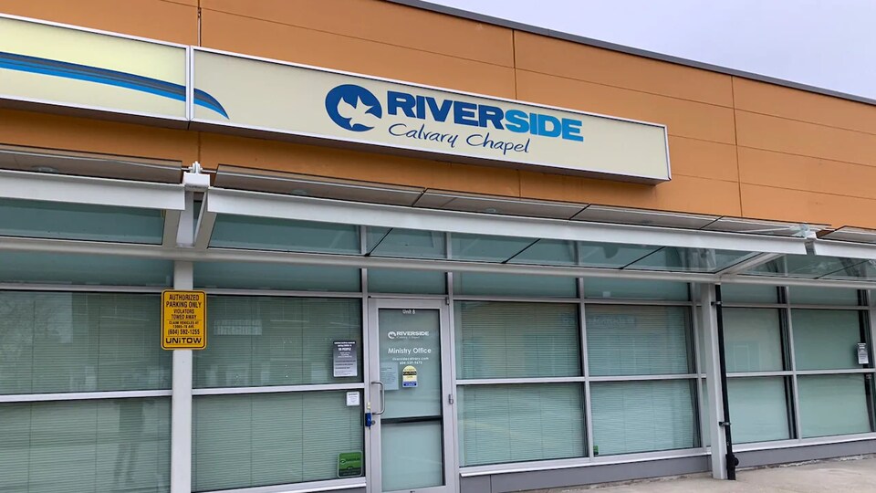 La devanture de l'église Riverside Calvary qui se trouve dans un petit centre commercial de Langley.