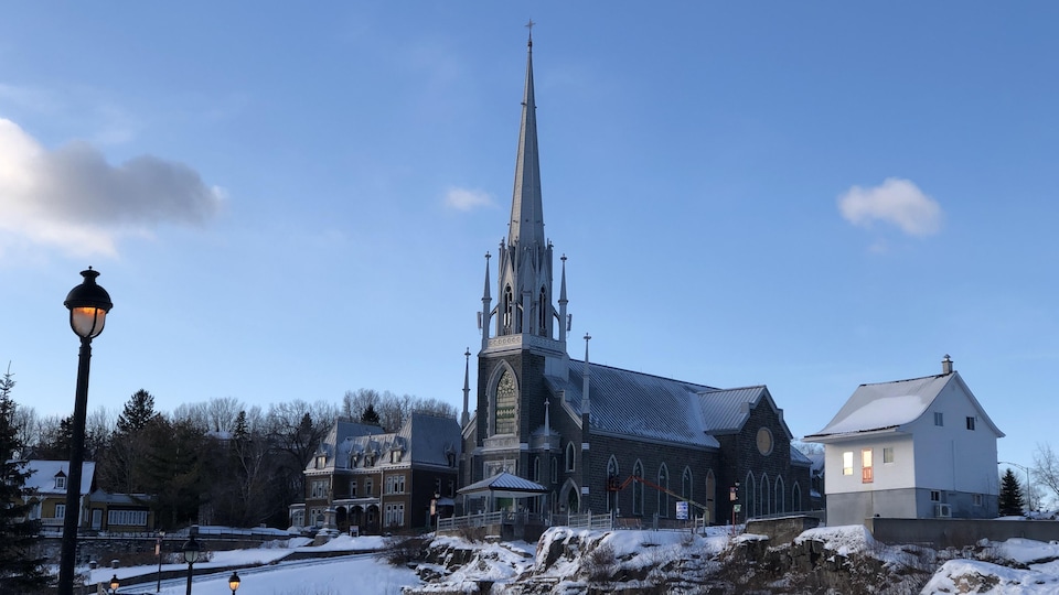 Des fenêtres restaurées à l'église SacréCoeur de Chicoutimi Radio