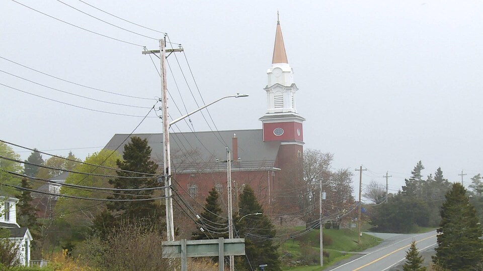 L'église vue de loin par un jour pluvieux de printemps en 2019.