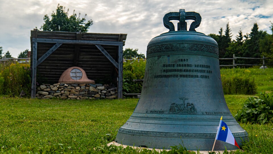 La cloche sur le terrain de l'Acadie de Chezzetcook.