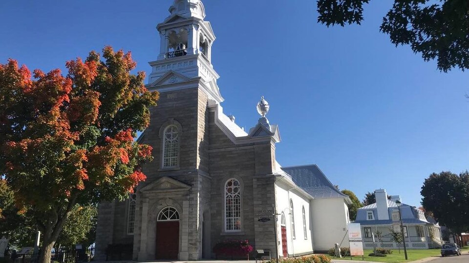 L'église de Saint-Antoine-de-Tilly par une journée ensoleillée d'automne.