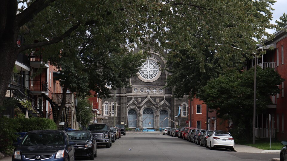 L'église Saint-Charles-de-Limoilou fait face à la 5e rue, dans Limoilou.