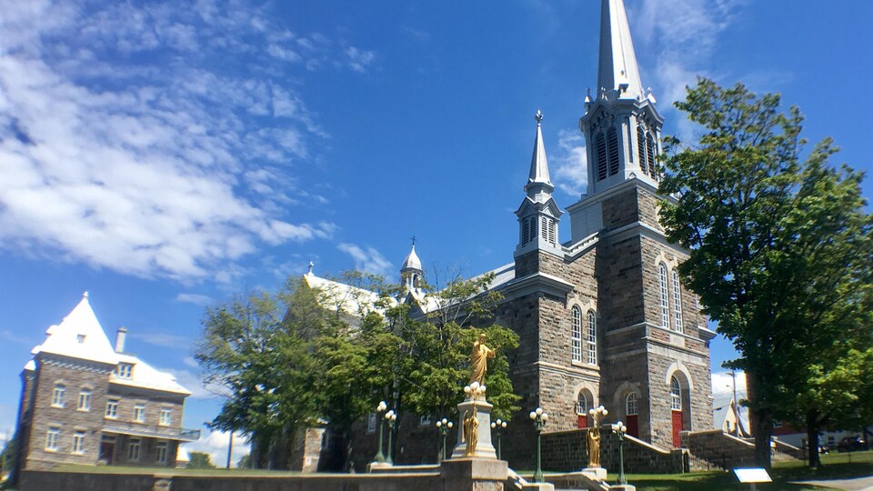 Le projet de convertir l'église Saint-Francois-Xavier de Rivière-du-Loup en centre culturel est toujours à l'étude.