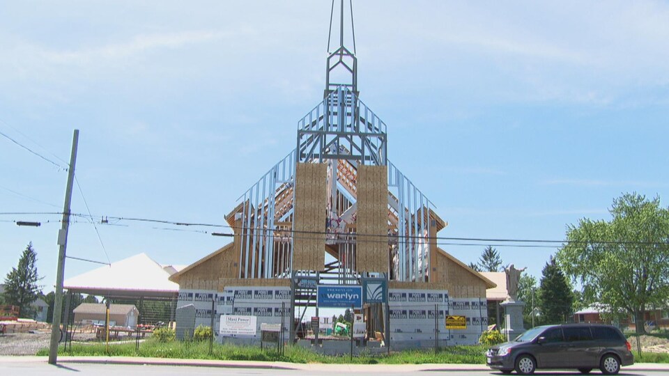 La structure de la future église de Saint-Isidore, en construction.