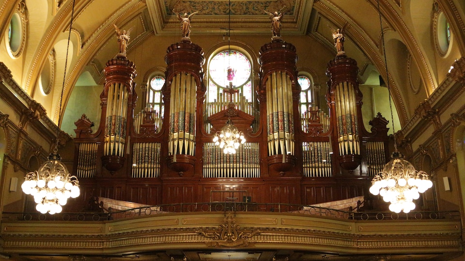 L'orgue et ses tuyaux dans l'église Saint-Jean-Baptiste.