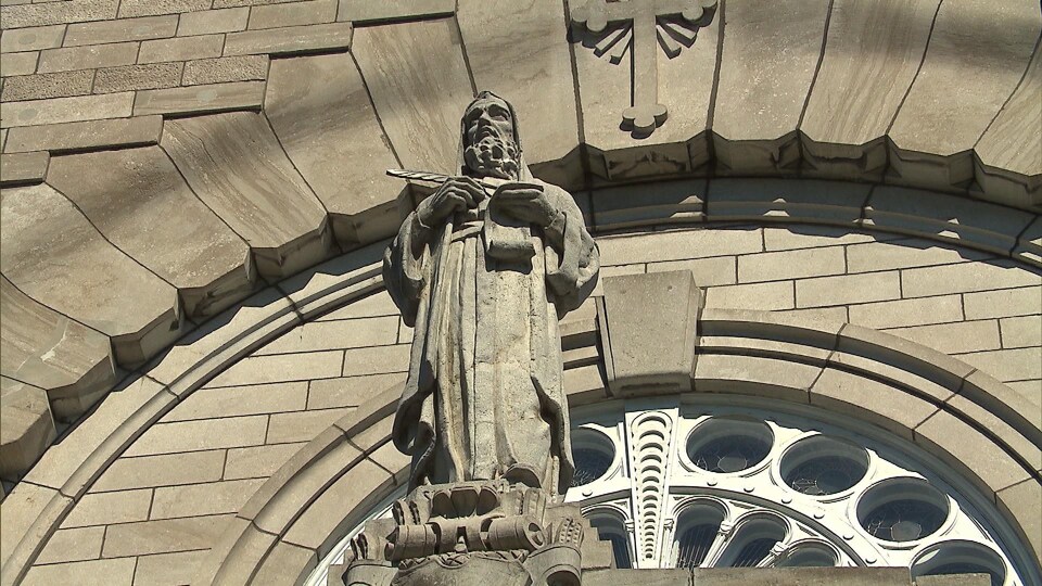 Une statue à l'entrée d'une église.