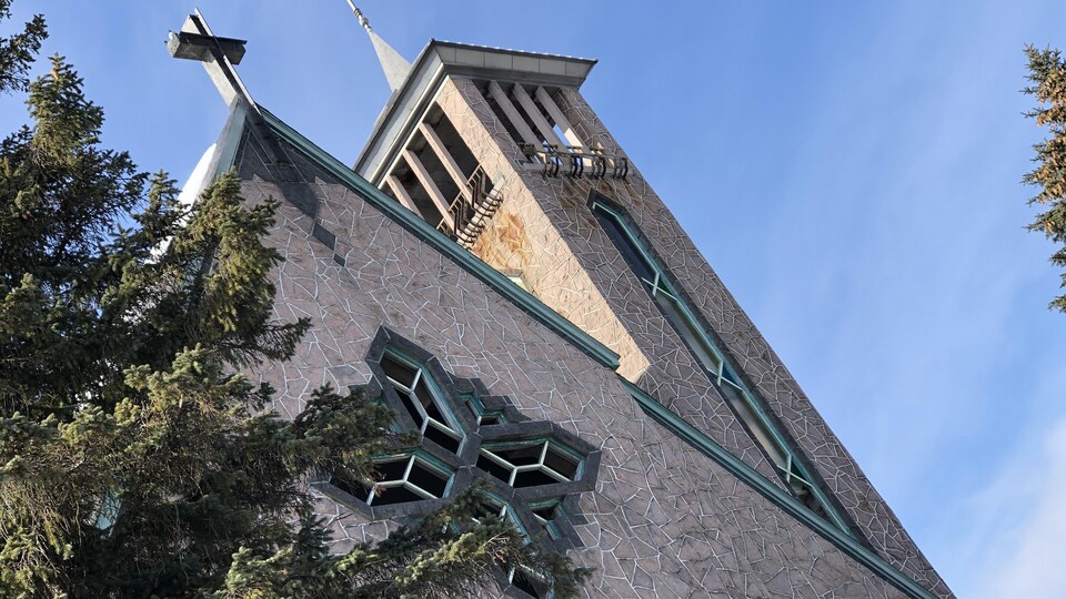Une partie de la façade de l'église.
