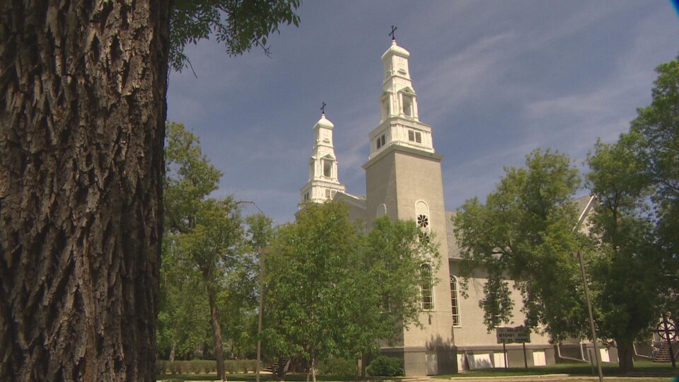Une église avec deux tours.
