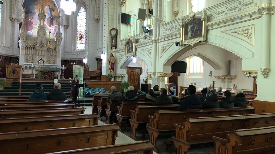 Une vingtaine de personnes sont assises dans les bancs de l'église Saint-Patrice, à Rivière-du-Loup.