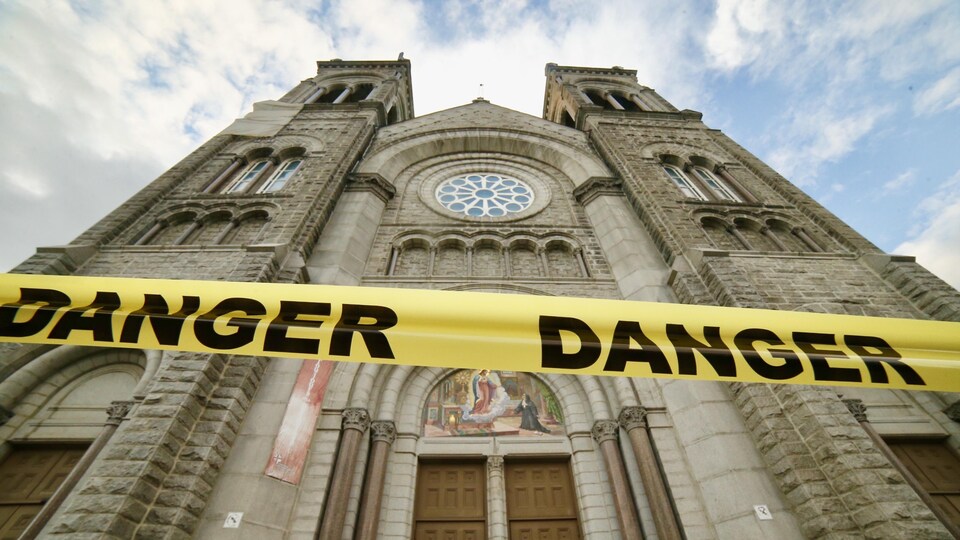 L'église du Très-Saint-Sacrement avec un ruban danger.