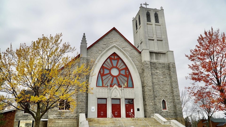 Façade de l'église Saint-Sacrement à l'automne.