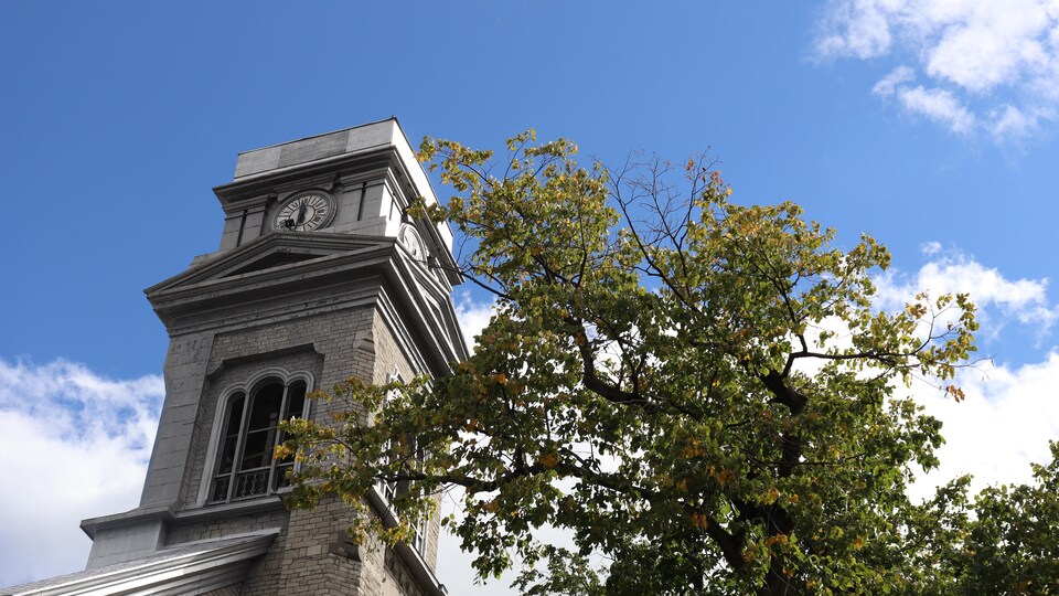 Le clocher décapité de l'église Saint-Sacrement, à Québec.