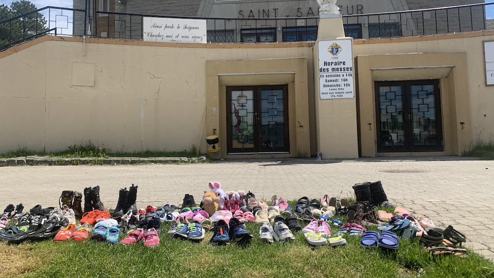 Des souliers d'enfants ont été déposés devant l'église Saint-Sauveur en hommage aux enfants du pensionnat de Kamloops.