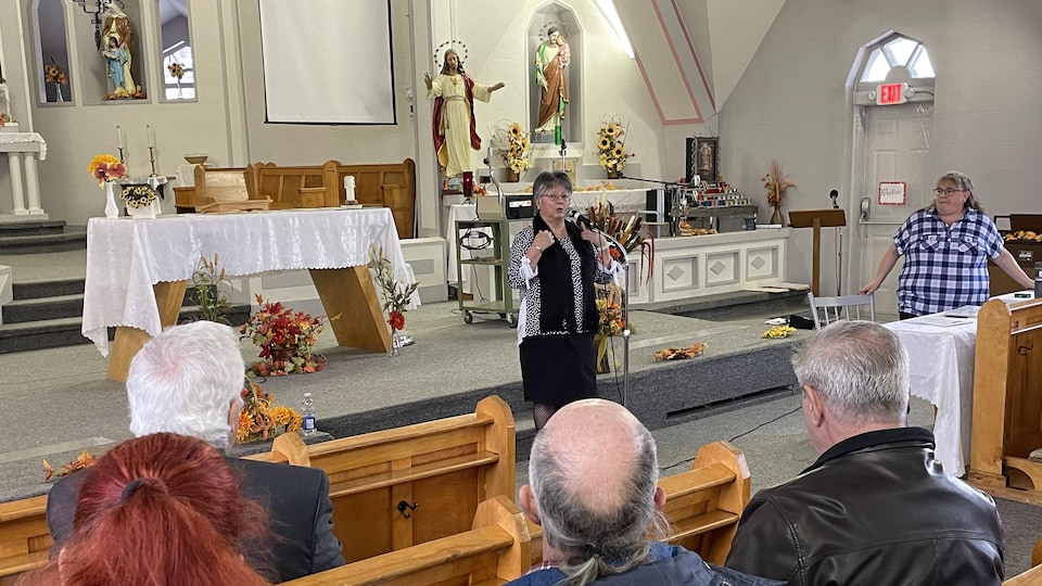 Denise Paradis s'adresse aux personnes réunies dans l'église de Vassan en Abitibi.