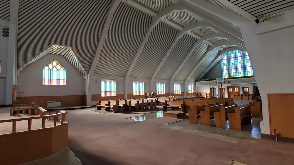 L'intérieur d'une église vide à Rimouski.