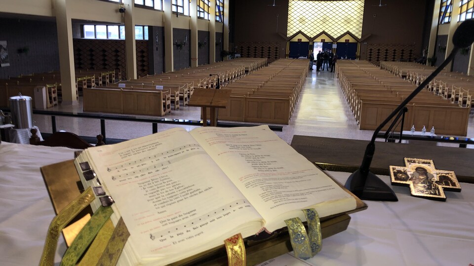 Un ouvrage est ouvert sur l'autel de l'église.