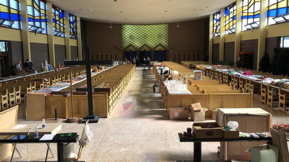 Vente débarras à l'intérieur d'une église.