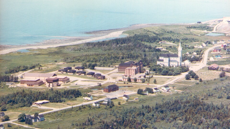 Une vue aérienne de l'église et du campus de l'Université Sainte-Anne.