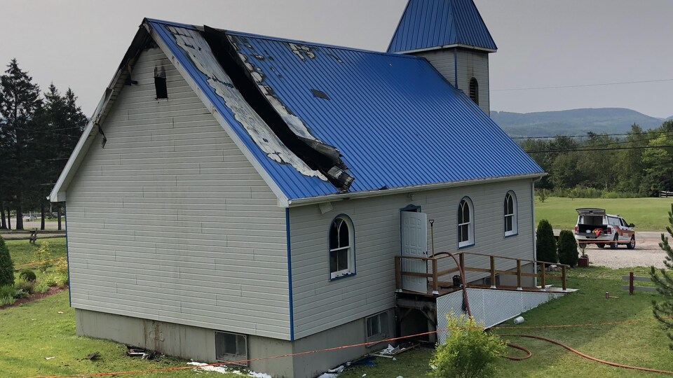 Le toit du bâtiment est endommagé.
