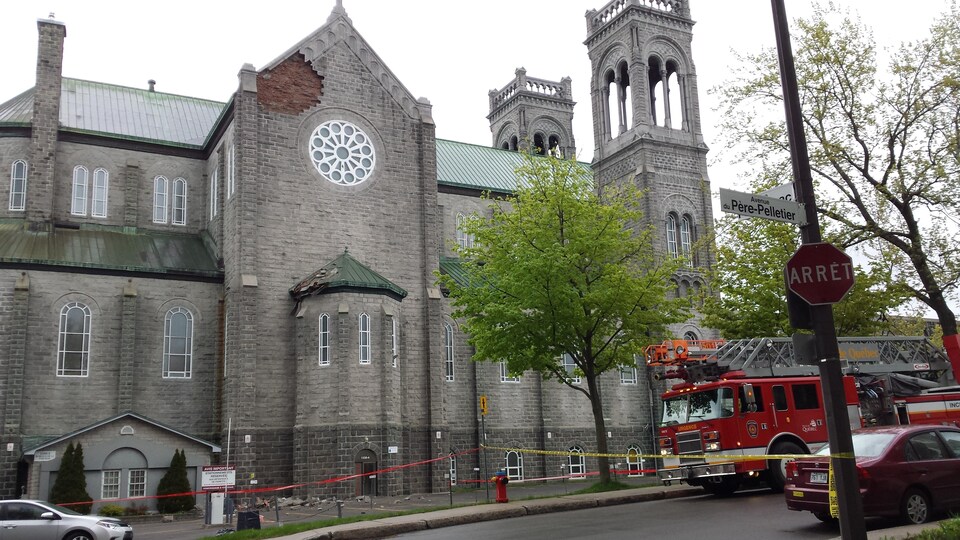 Une partie de la façade ouest de l'église Saint-Sacrement s'est effondrée.