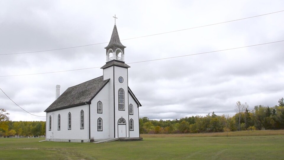 L'extérieur de l'église de Sainte-Geneviève.