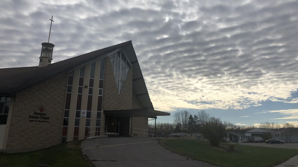 L'église Ste-Maria-Goretti, sous un ciel nuageux