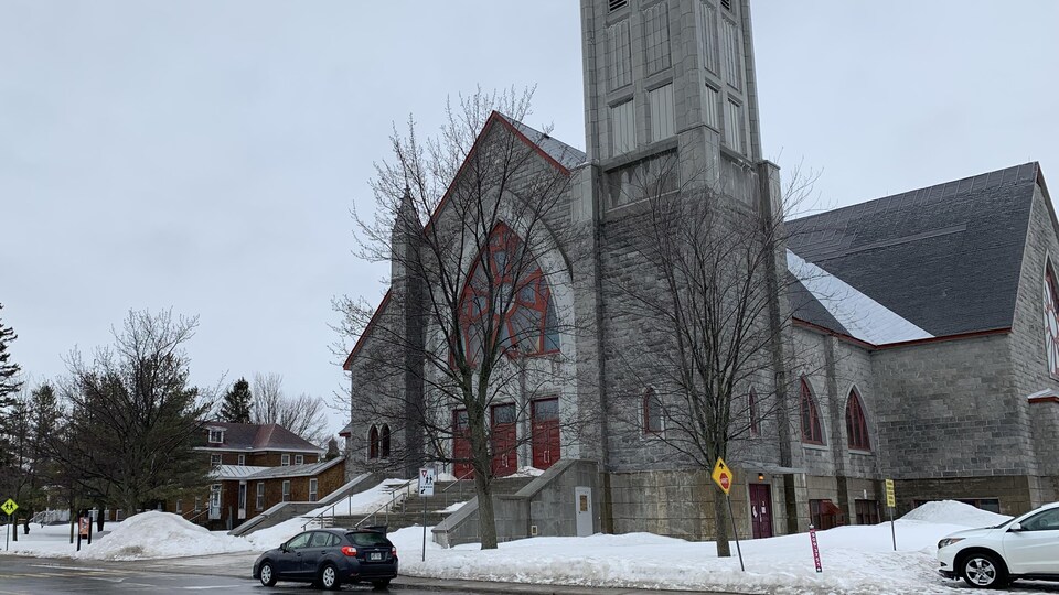 La façade extérieure de l'église en hiver.