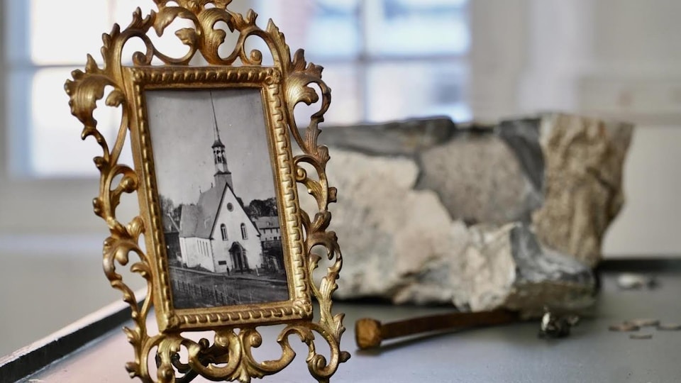 Une photo dans un cadre montre une vieille église                 