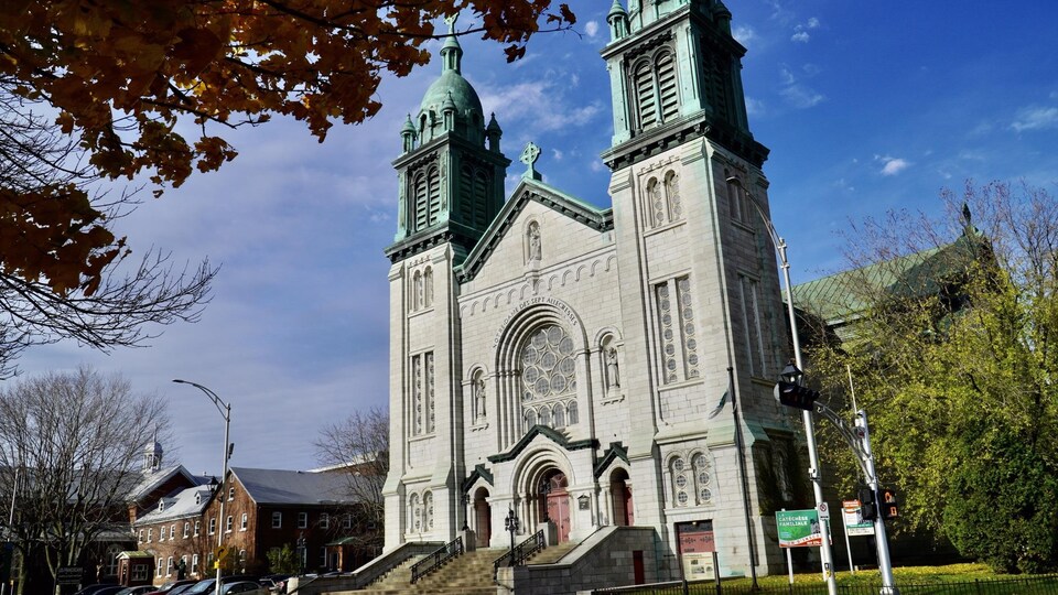 L'église de Notre-Dame-des-Sept-Allégresses sur le boulevard Saint-Maurice, à Trois-Rivières.