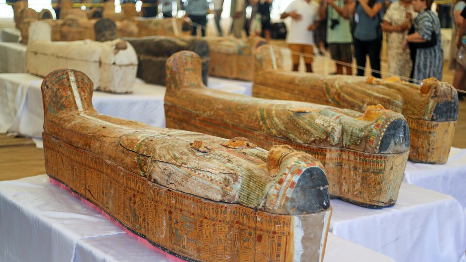 Des sarcophages égyptiens.