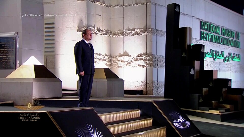 Le président égyptien à l'entrée du nouveau musée au Caire.