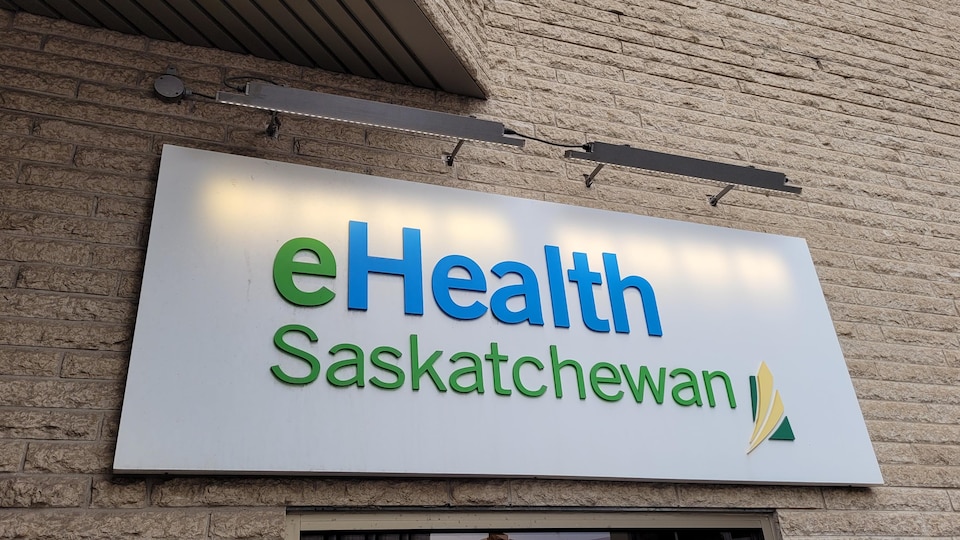 Une enseigne des bureaux de l'organisme de santé eHealth Saskatchewan dans le centre-ville de Regina.