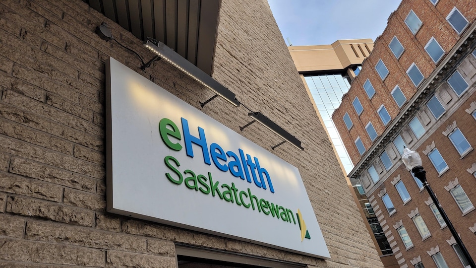 Une enseigne des bureaux de l'organisme de santé eHealth Saskatchewan, dans le centre-ville de Regina.