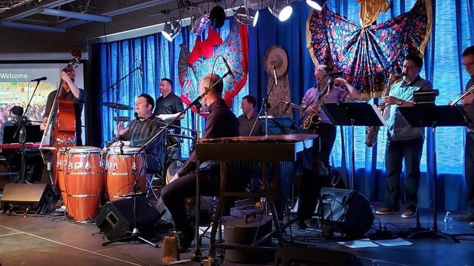 Les neuf musiciens jouent sur scène