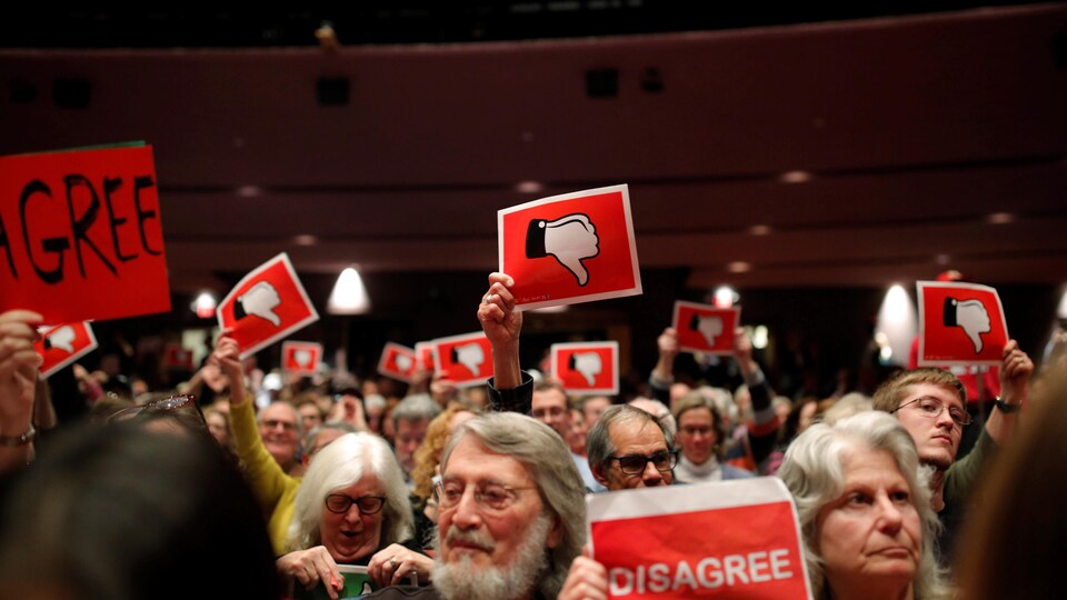 Des électeurs montrent leur désaccord face au représentant républicain Leonard Lance, lors d'un rencontre à Branchburg, au New Jersey, le 22 février 2017.