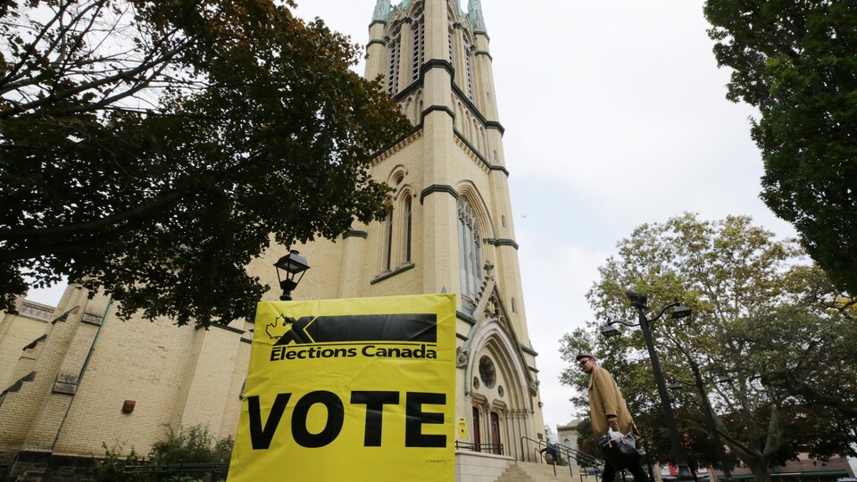 Derrière le signe, une église.