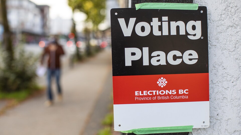 Une affiche indiquant un bureau de scrutin pour le vote par anticipation.