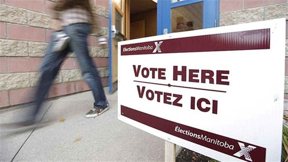 Une affiche indiquant « Votez ici » où il est aussi inscrit, Élections Manitoba.