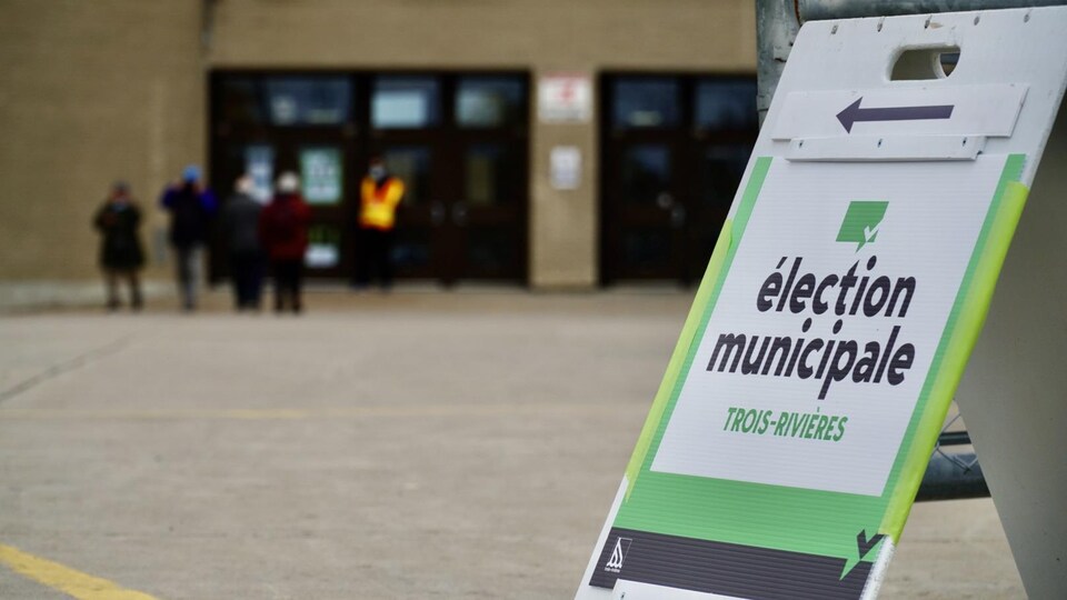 Une pancarte indiquant un bureau de vote dans le cadre des élections municipales à Trois-Rivières.