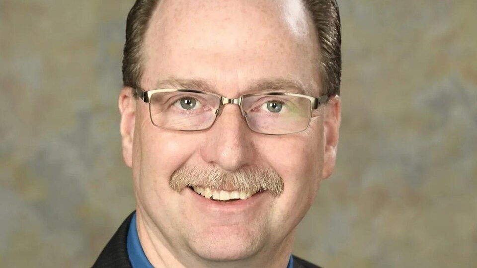 Rodger Hayward, souriant.