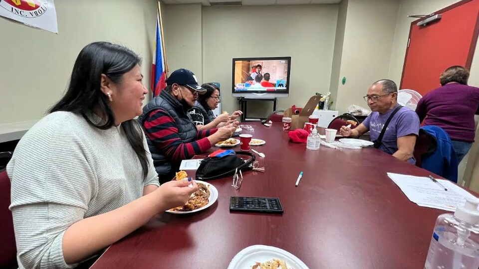 Des Canadiens philippins regardant les élections présidentielles des Philippines à la télévision, le 9 mai 2022, au Centre canadien philippin du Manitoba, à Winnipeg. 