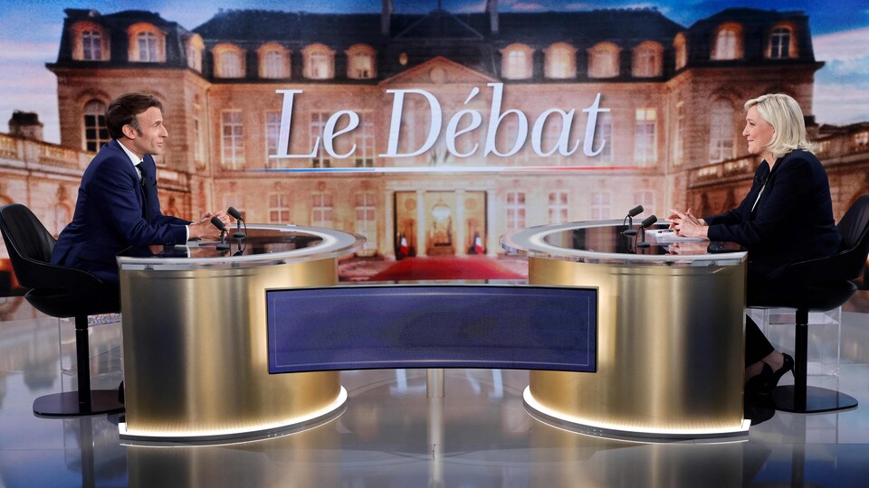 Emmanuel Macron et Marine Le Pen assis sur un plateau de télé.  
