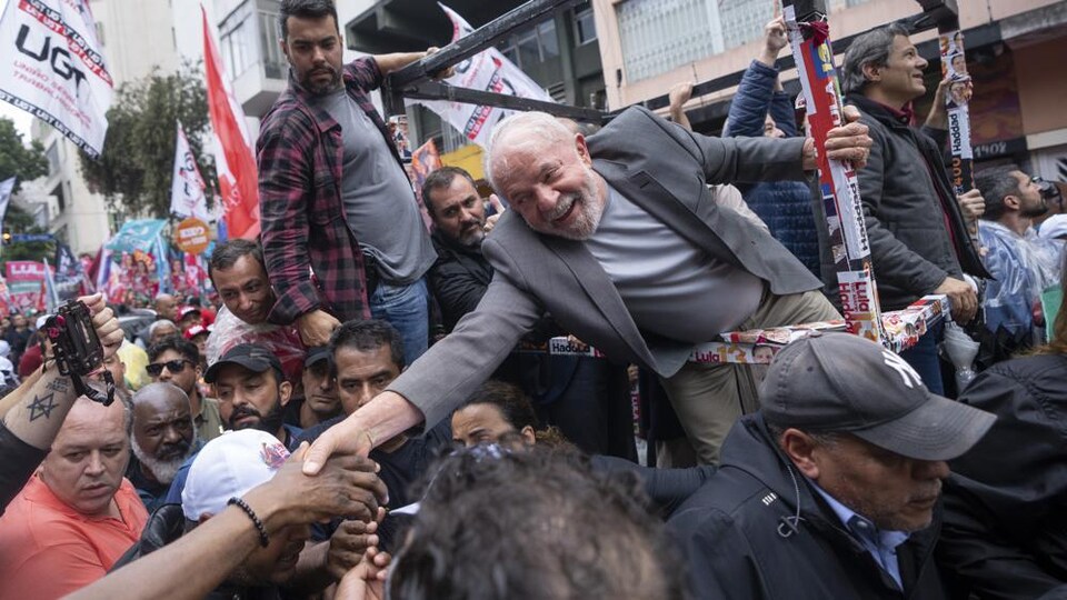 Lula qui salue un de ses partisans.