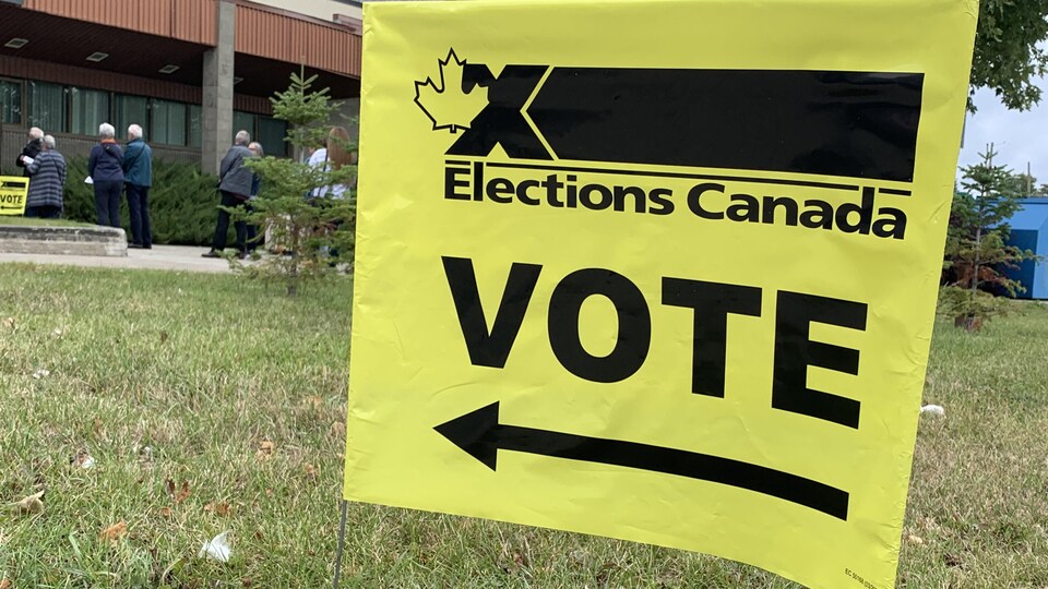 Des électeurs attendent leur tour à l'extérieur d'un bureau de vote à Rouyn-Noranda.