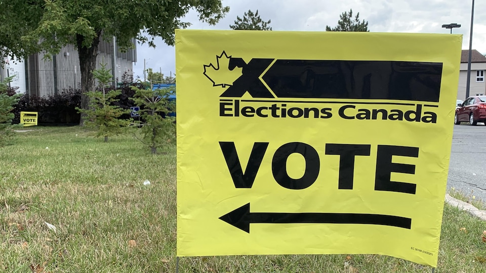 Une pancarte d'Élections Canada indique le lieu de vote.