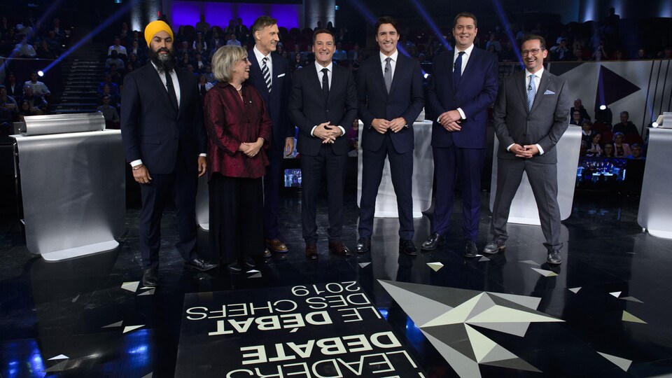 Jagmeet Singh, Elizabeth May, Maxime Bernier, Justin Trudeau, Andrew Scheer et Yves-François Blanchet entourent l'animateur Patrice Roy.