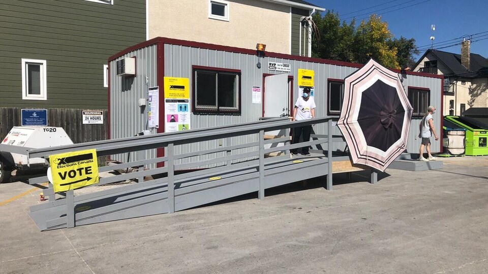 Une roulotte dans le terrain de stationnement d'une épicerie.