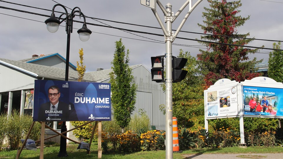 Un panneau d'Éric Duhaime planté à un croisement de rue.
