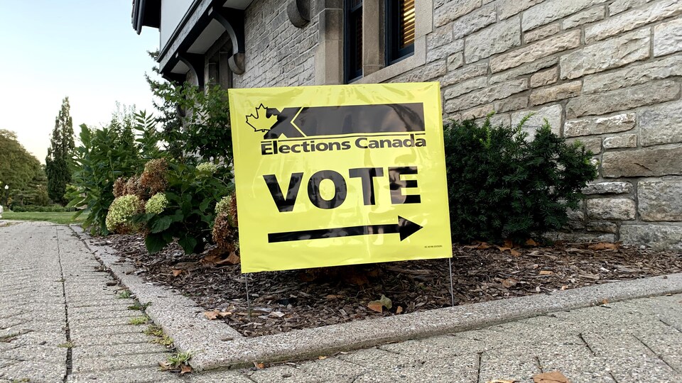 Un panneau d'Élection Canada qui indique où voter.